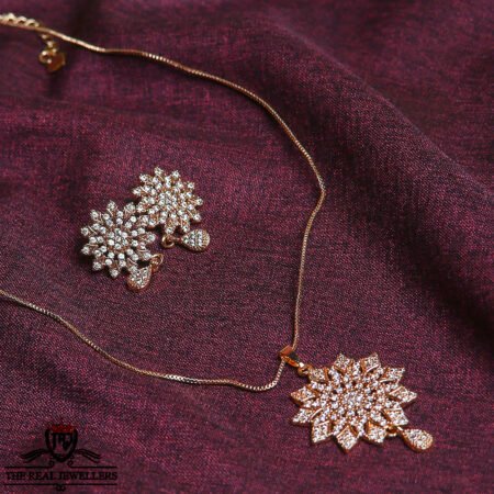 Slim Elegant Golden Unique Design Necklace Set for Girls/Women Necklace Set FOR GIRLS/WOMEN.