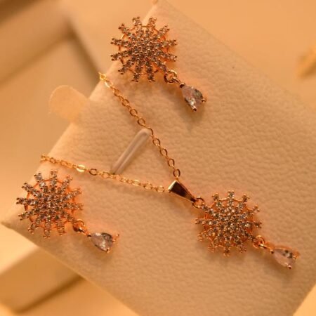 Sitara latkan locket